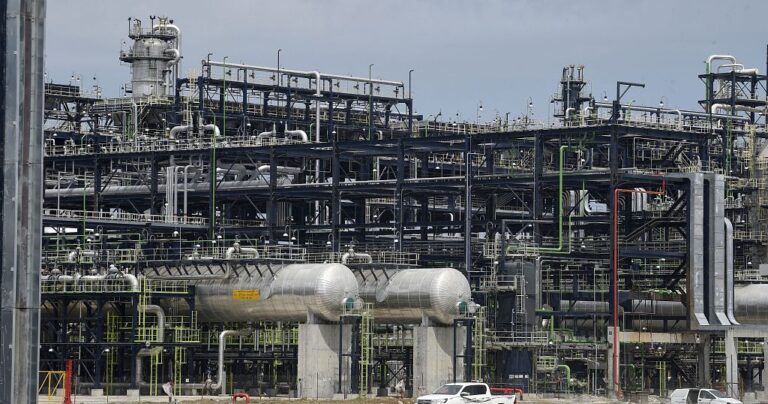 Nigeria : la méga-raffinerie du groupe Dangote produit désormais du carburant