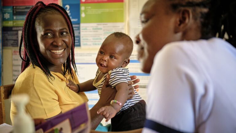 Le Cameroun lance la première campagne de vaccination systématique au monde contre le paludisme