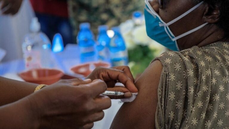 Ouganda : l’hésitation des populations face au vaccin fait périr 5 millions de doses anti Covid