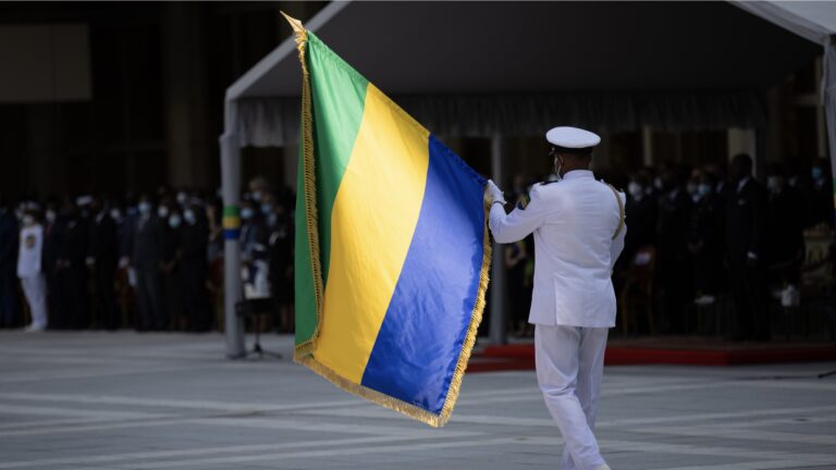 Gabon : pourquoi le drapeau ne doit-il pas être exposé sous la pluie ?