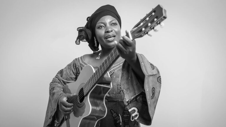 Gabon : Annie Flore Batchiellilys de retour sur scène