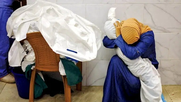 Gaza : une image d’une palestinienne berçant le corps de sa jeune nièce remporte le prix de la photo de presse 2024