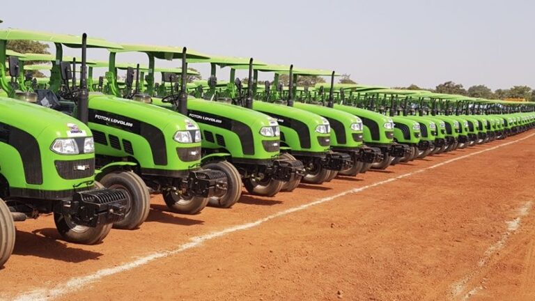 Burkina Faso : les autorités offrent des tracteurs aux producteurs pour atteindre l’autosuffisance alimentaire