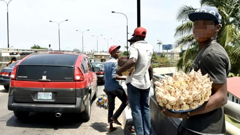 Gabon : 200 FCFA, la contribution des vendeurs ambulants pour l’assainissement de Libreville