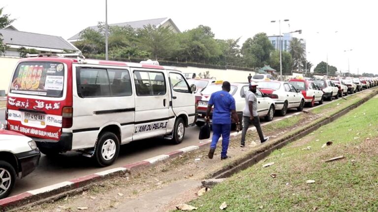 Le Gabon impose la « carte de transporteur » aux chauffeurs de taxi, minibus et bus