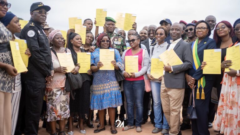 Gabon : Brice Oligui Nguema remet plusieurs titres fonciers à Igoumié