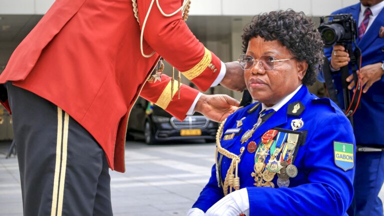 Gabon : Brigitte Onkanowa décorée de la médaille de reconnaissance des FAG