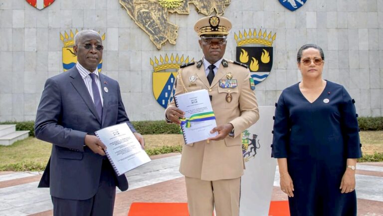 Gabon : le nouveau projet de Constitution remis à Brice Oligui Nguema