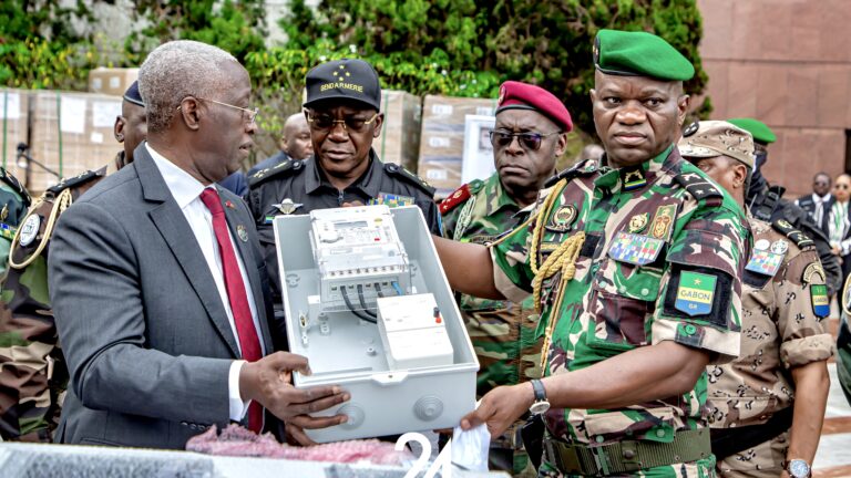 Gabon : le CTRI remet un important lot de compteurs d’électricité au gouvernement