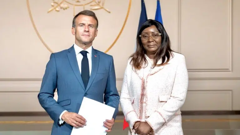 Marie-Edith Tassyla-Ye-Doumbeneny présente ses lettres de créance à Emmanuel Macron