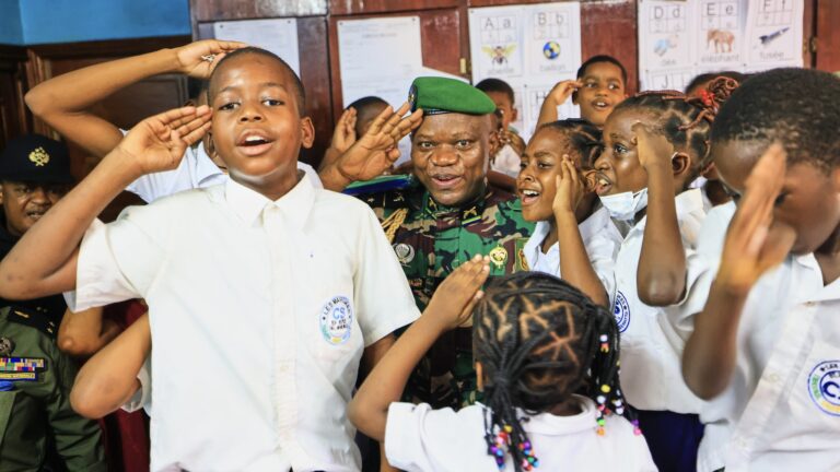 Le président de la transition, Brice Clotaire Oligui Nguema avec des élèves du CES Mabignath, le 27 novembre 2023. © Présidence de la République.
