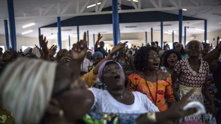 Gabon : 1 364 églises de réveil, un espace où la femme façonne la foi et la famille ?