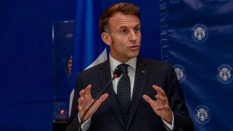 Macron salue la transition gabonaise et promet un partenariat « exemplaire » et « gagnant-gagnant »