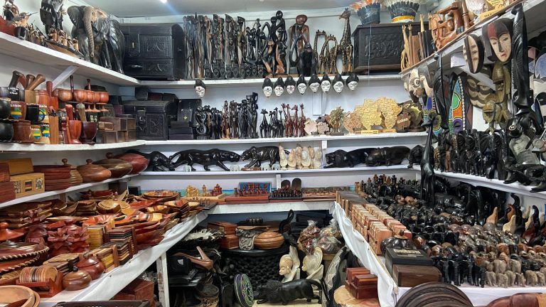 Libreville : au village Artisanal, la pierre de Mbigou et le bois murmurent l’âme du Gabon